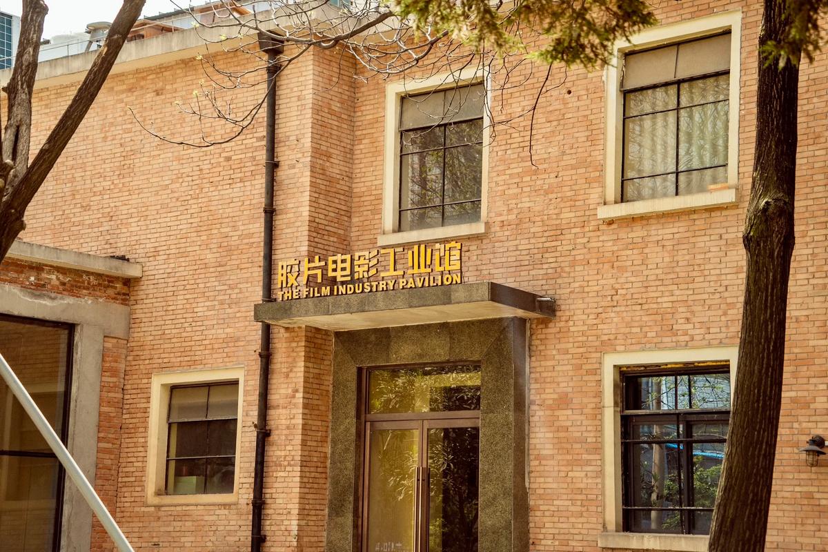 一边摸上面一边亲下面的相关介绍
