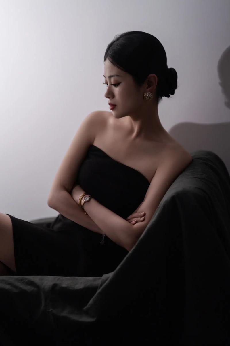 美女老师被男人操视频的相关介绍