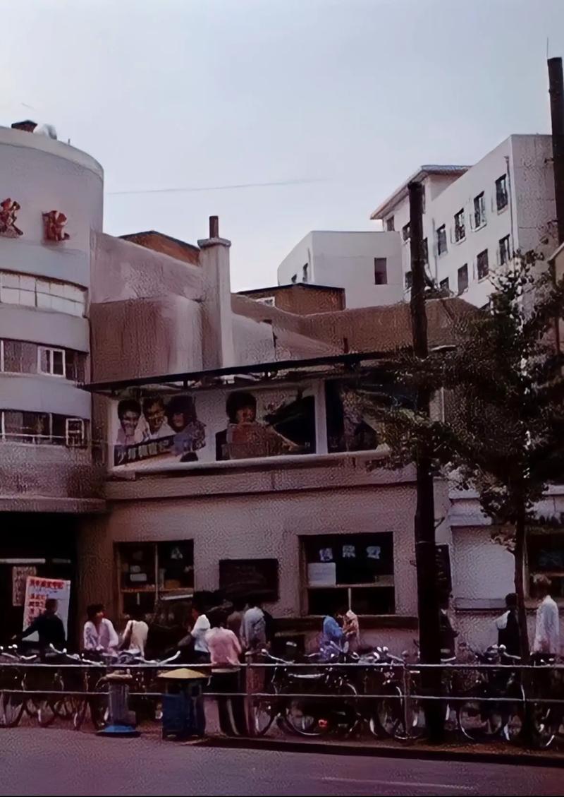 黑人和亚洲女人av的相关介绍