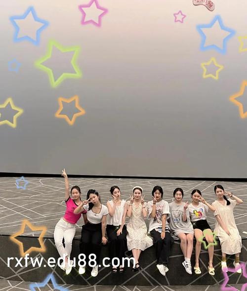 一边亲一边摸逼的相关介绍