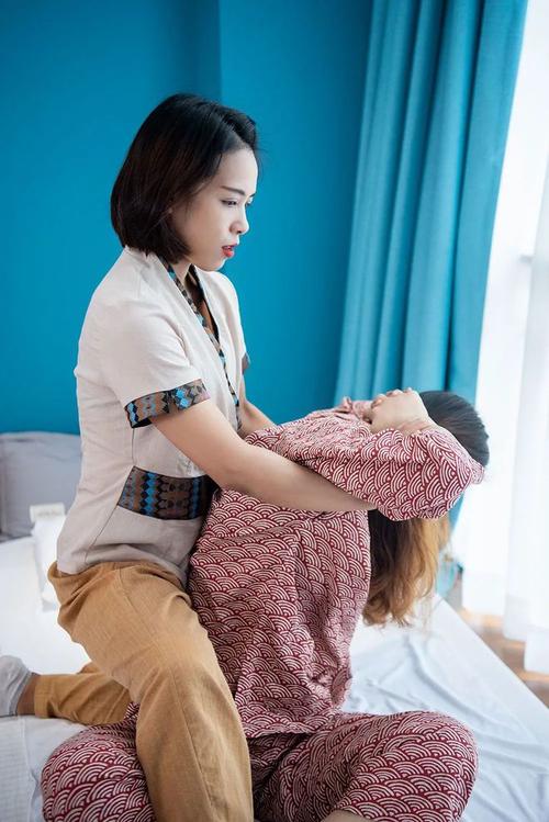 日本少妇精油按摩｜4人专属舒缓体验｜深层放松・天然植物精华・居家SPA