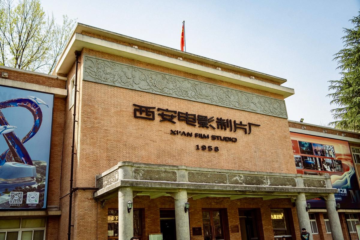 一边亲一边捏一边揉的相关介绍